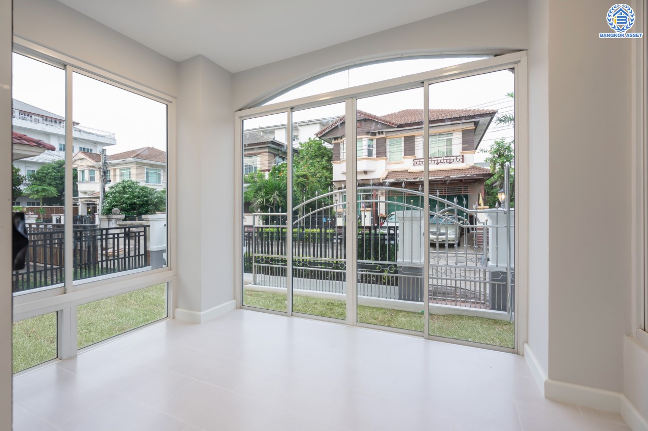 บ้านมือสองตกแต่งใหม่ ม.นันทวัน พระราม5 ตกแต่งหรูหรา หลังใหญ่กว่า 64 ตร.ว. ฟังก์ชันจัดเต็ม 3 ห้องนอน 3 ห้องน้ำ 1 ห้องอเนกประสงค์ จอดรถได้ 2 คัน พร้อม Living Room รองรับทุกความสุข ทำเลเดินทางสะดวก ใกล้ทางด่วน "กาญจนาภิเษก" และรถไฟฟ้าสายสีม่วง "สถานีบางรักใหญ่"